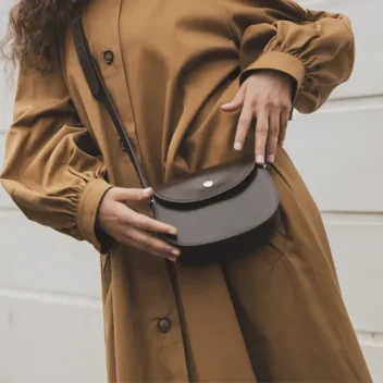 A woman wearing The Brum should bag from Beorma Leather Company