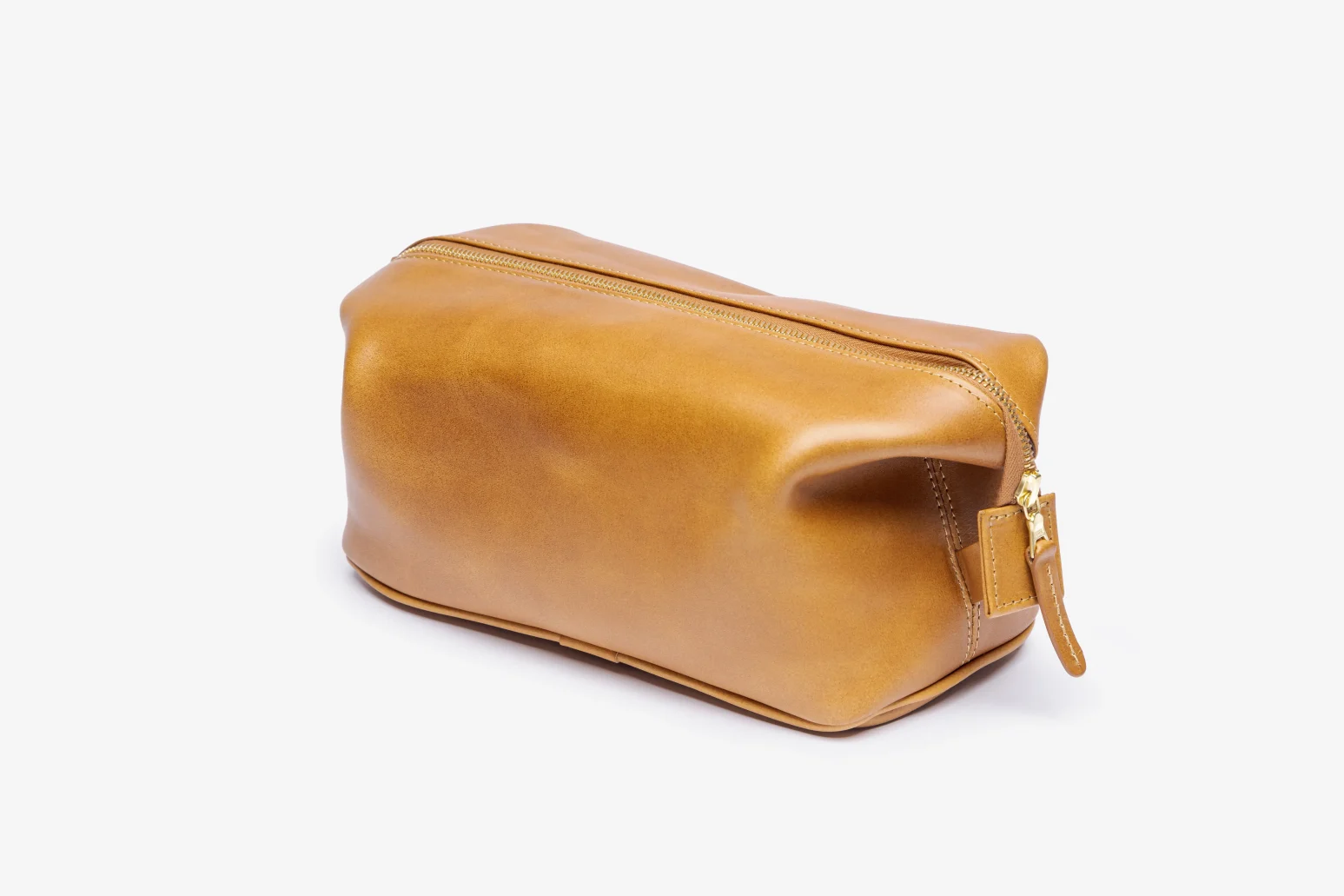 The Leighton Wash Bag in Red Rum Tan